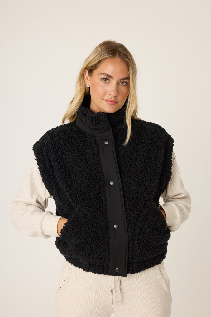 Great Outdoor Campfire Cozy Sherpa Vest - Black